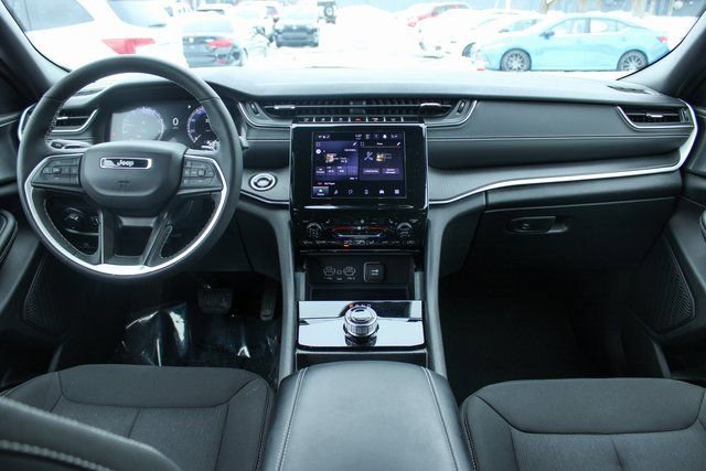 Used 2025 Jeep Grand Cherokee Laredo w/ Luxury Tech Group I AWD/4WD image 16