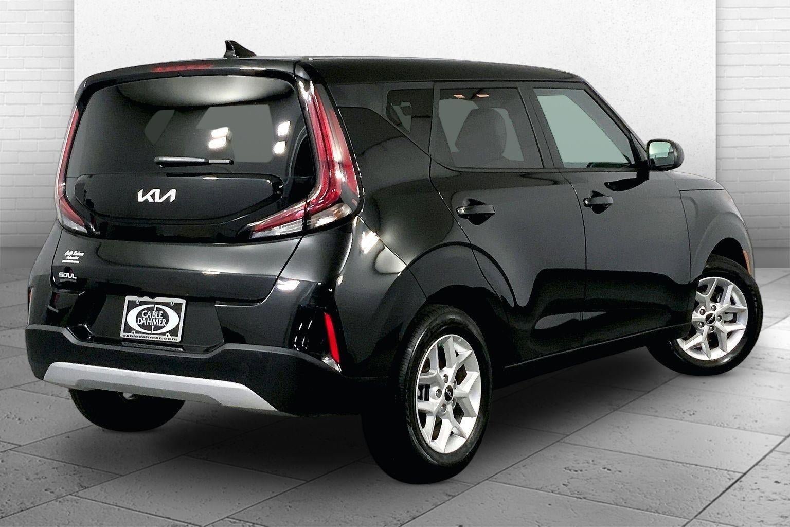 Used 2025 Kia Soul LX FWD image 5