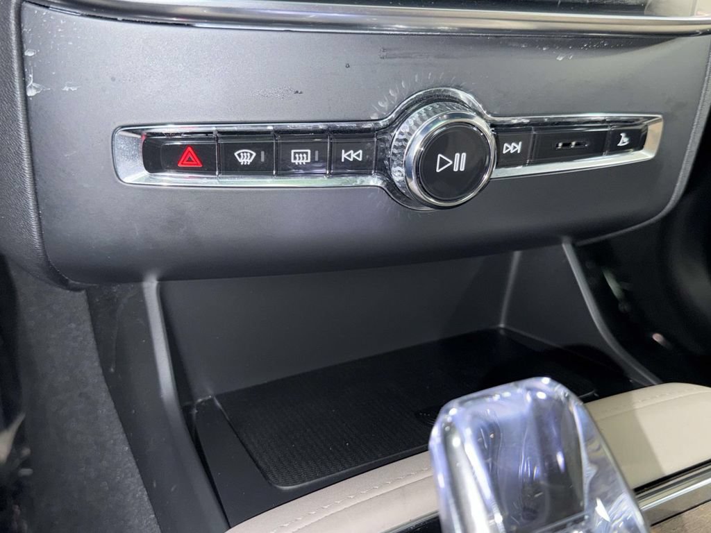 Used 2025 Volvo XC90 B6 Plus AWD/4WD image 25