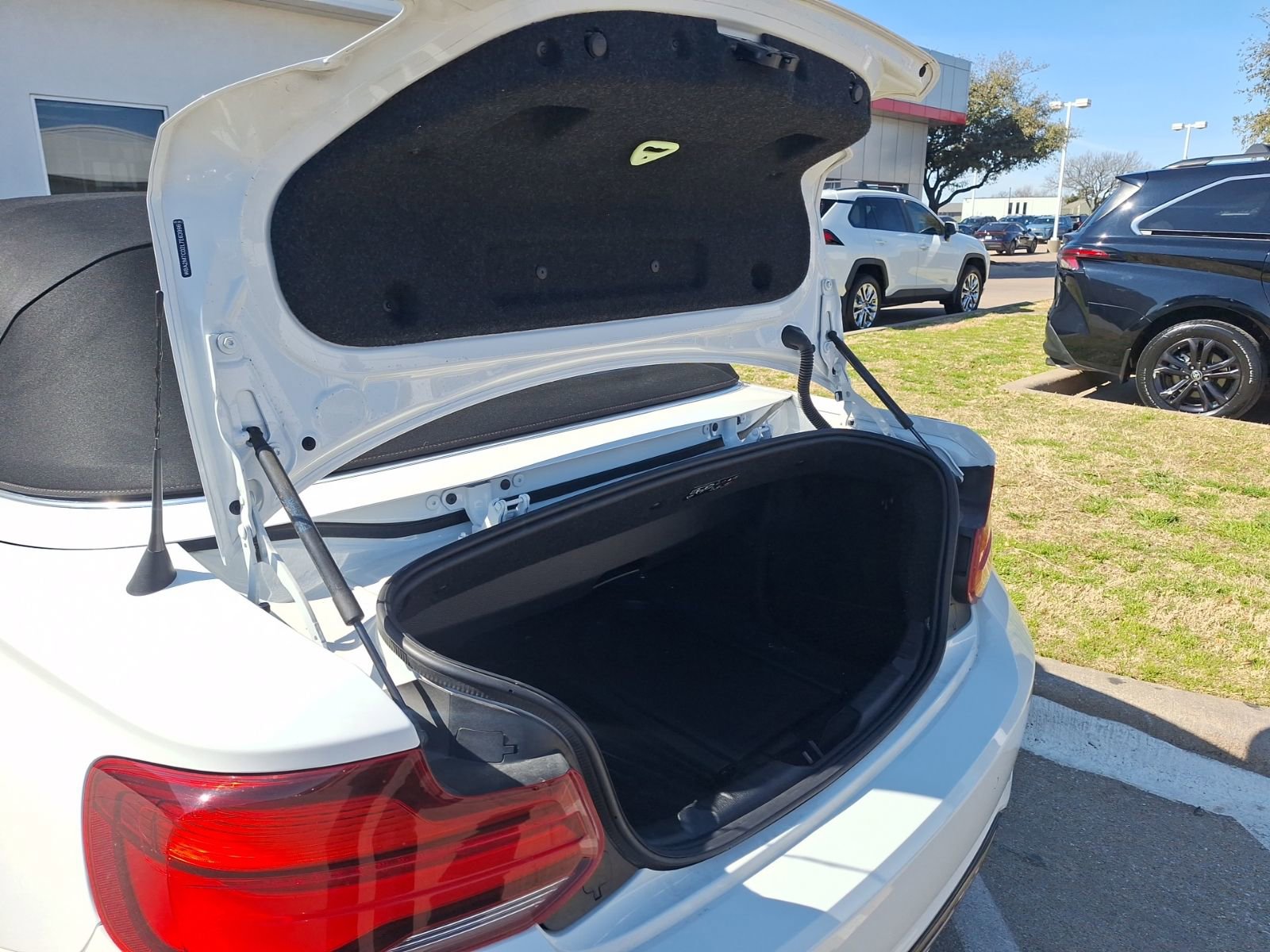 Used 2020 BMW 230i Convertible w/ Premium Package image 35