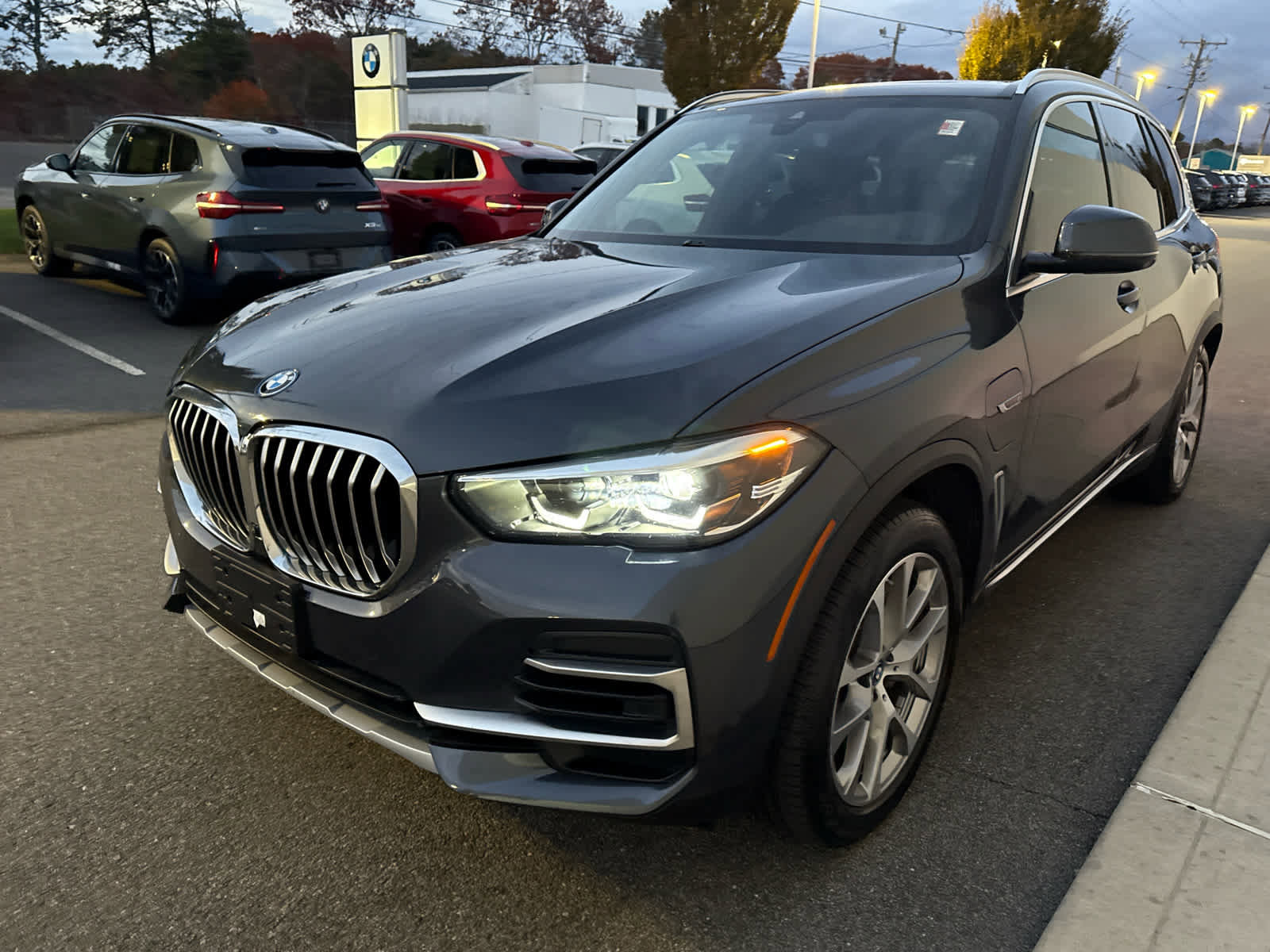 Used 2022 BMW X5 xDrive45e w/ Parking Assistance Package AWD/4WD image 7