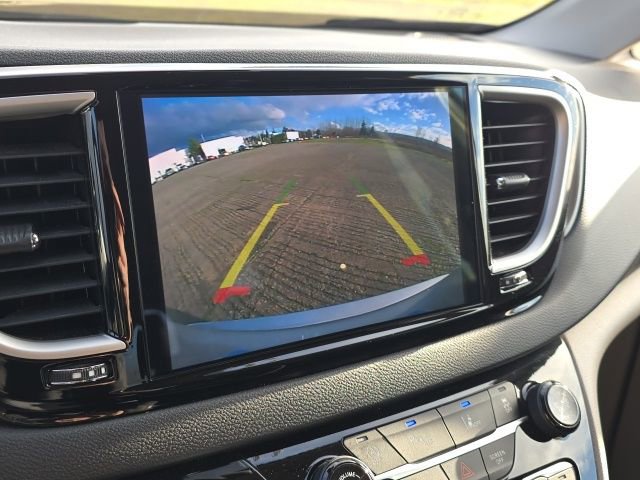 Used 2024 Chrysler Pacifica Touring-L image 16