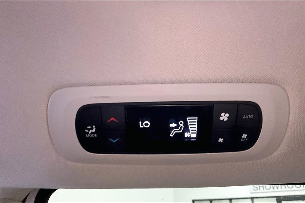Used 2024 Chrysler Pacifica Select image 10