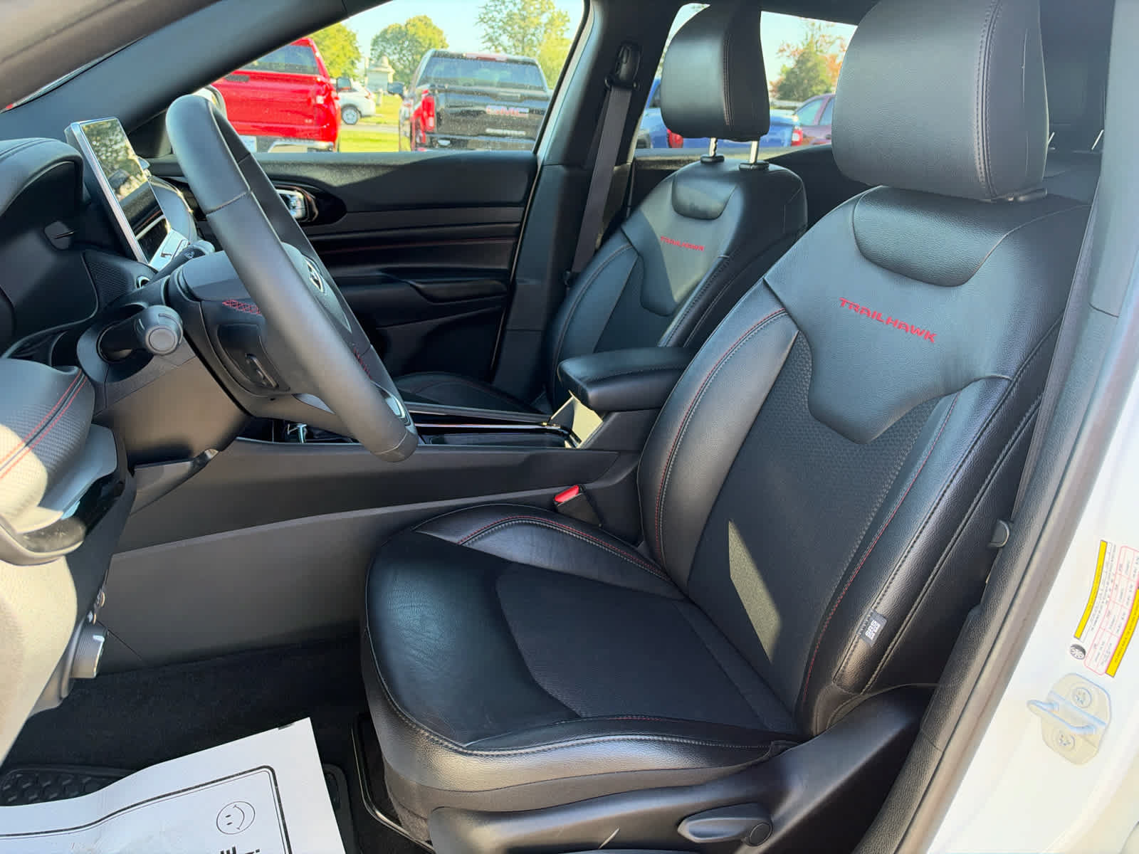 Used 2025 Jeep Compass Trailhawk AWD/4WD image 12
