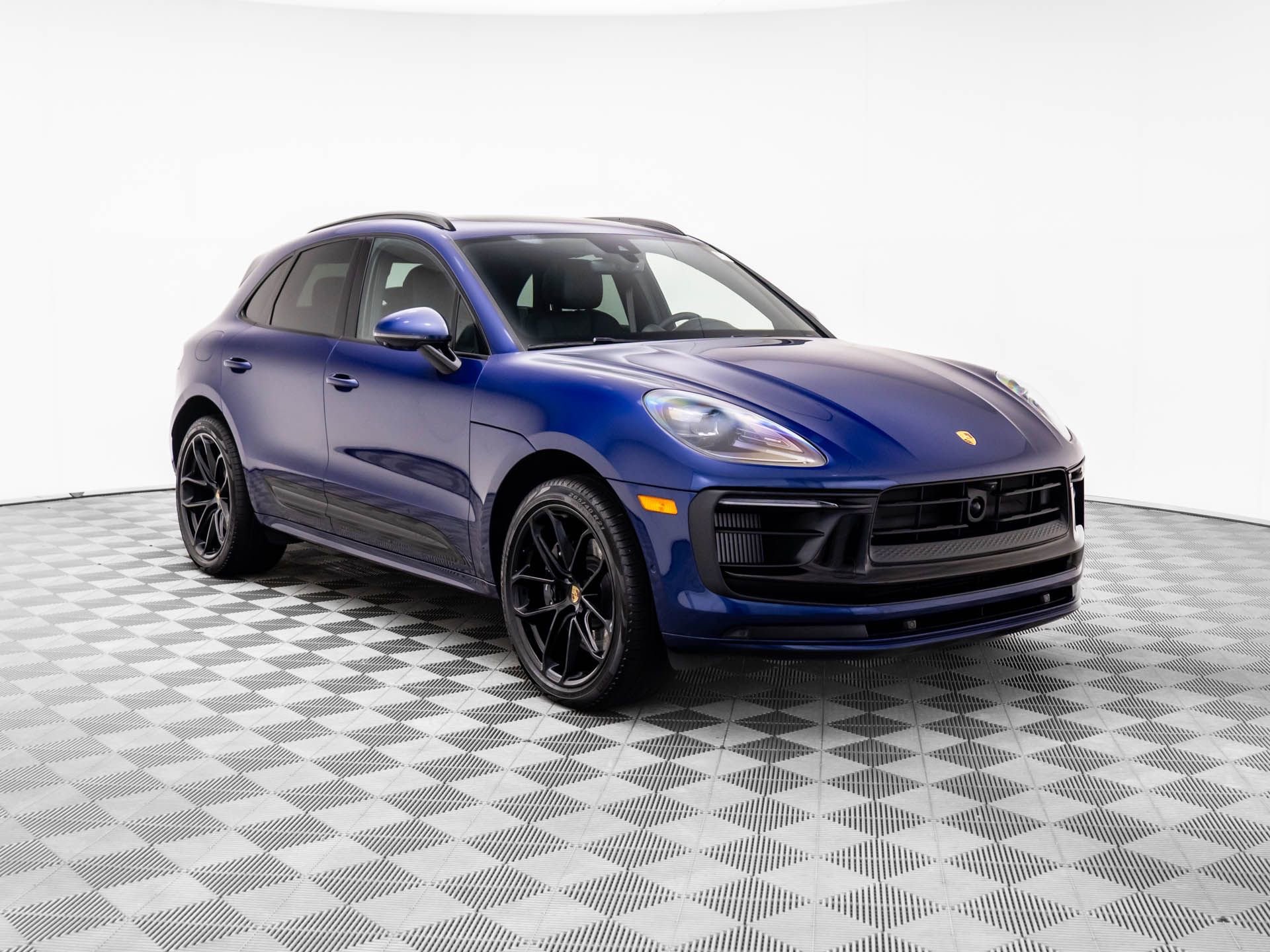 Certified 2025 Porsche Macan GTS image 6