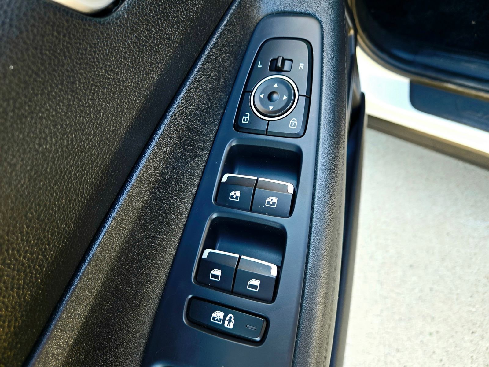 Certified 2023 Hyundai Santa Fe SEL image 32