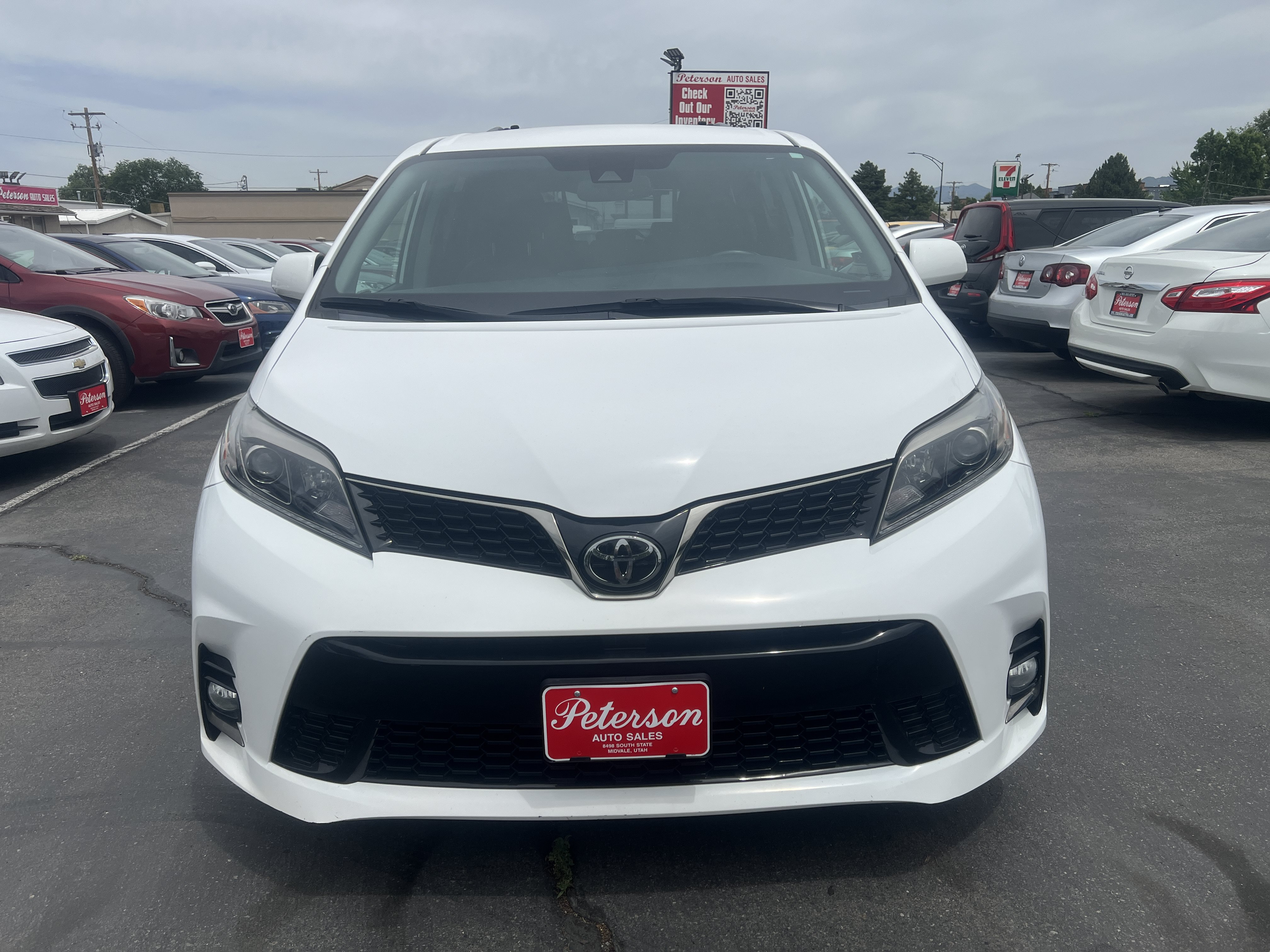 Used 2019 Toyota Sienna SE w/ Carpet Mat Package FWD image 3