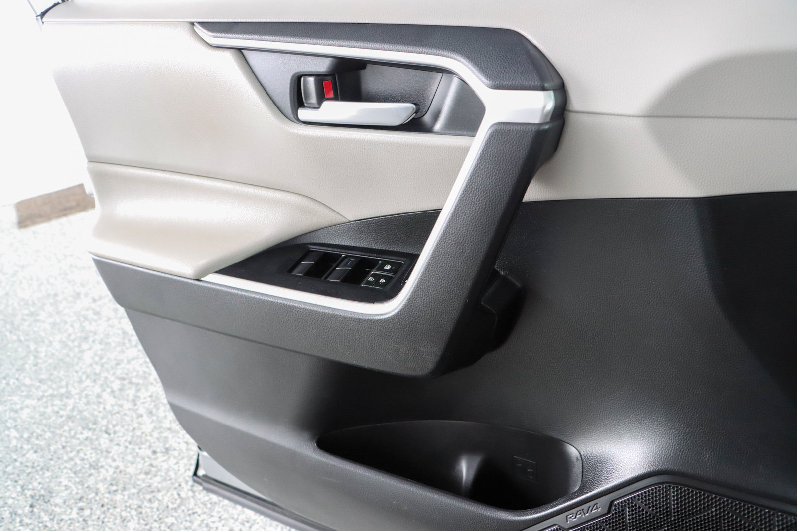 Used 2020 Toyota RAV4 XLE FWD image 21