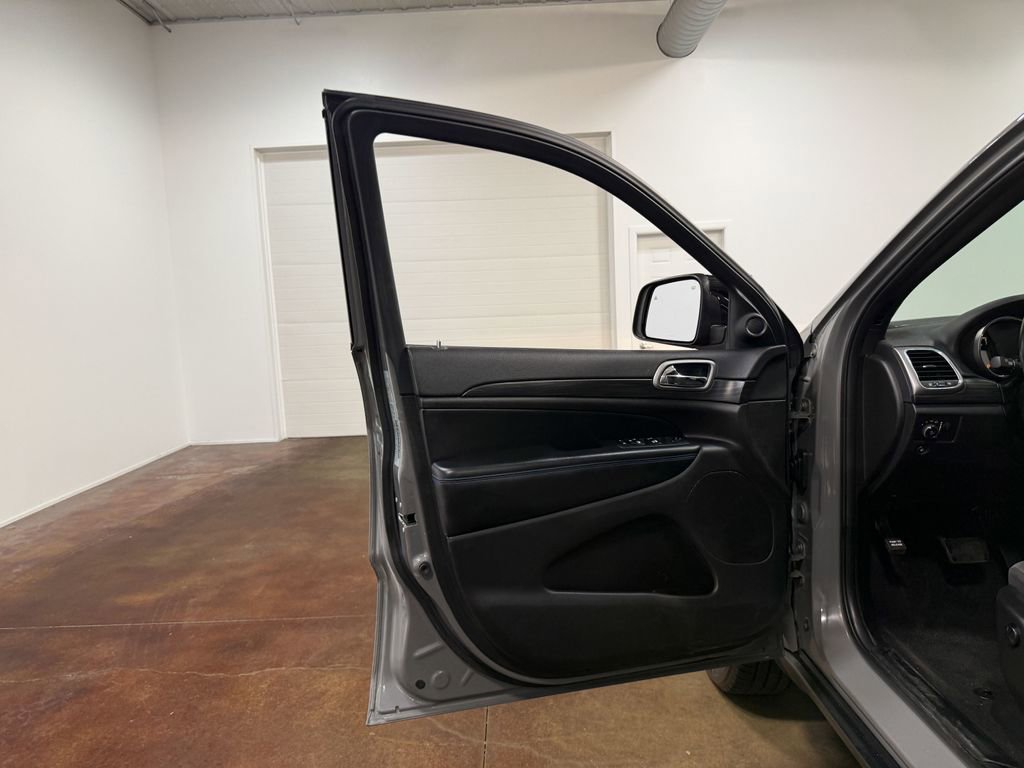 Used 2019 Jeep Grand Cherokee Laredo AWD/4WD image 57