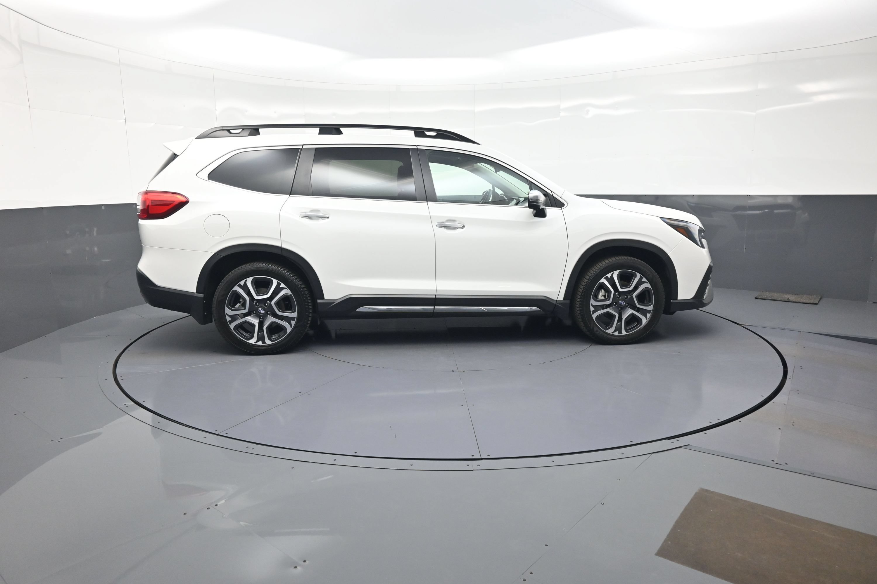 Used 2023 Subaru Ascent Touring AWD/4WD image 2