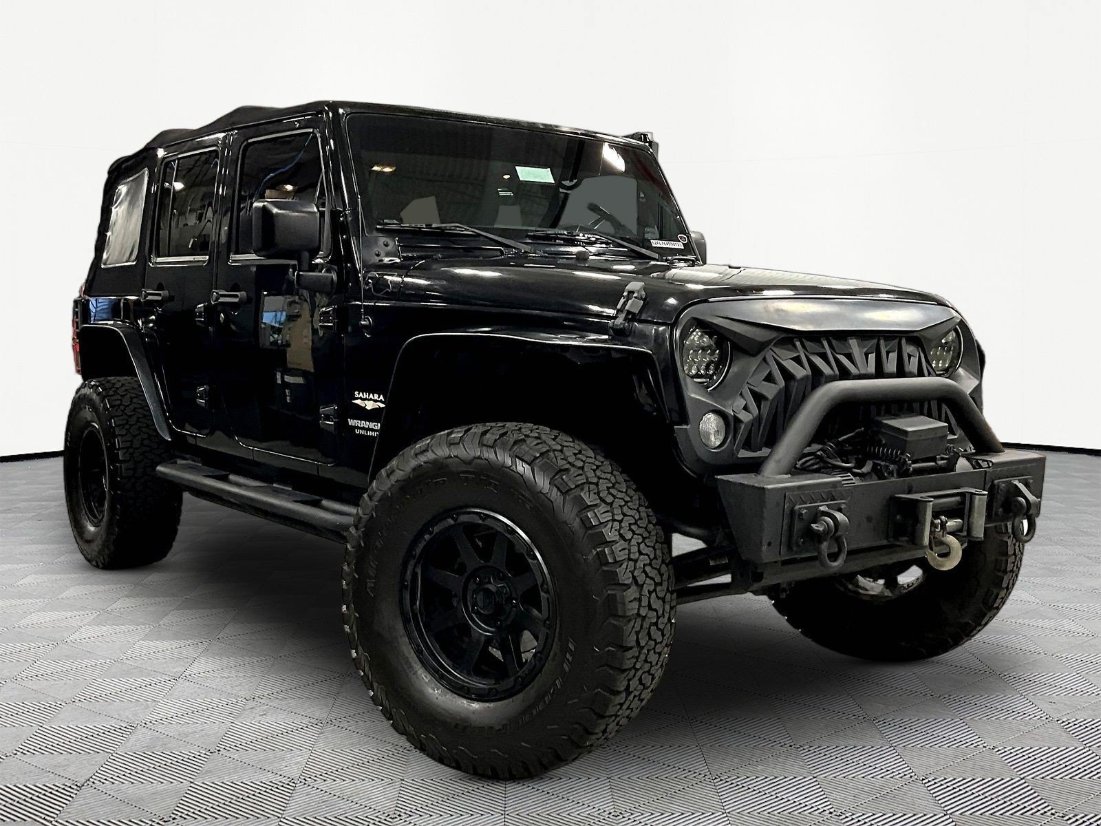 Used 2015 Jeep Wrangler Unlimited Sahara w/ Connectivity Group AWD/4WD image 3