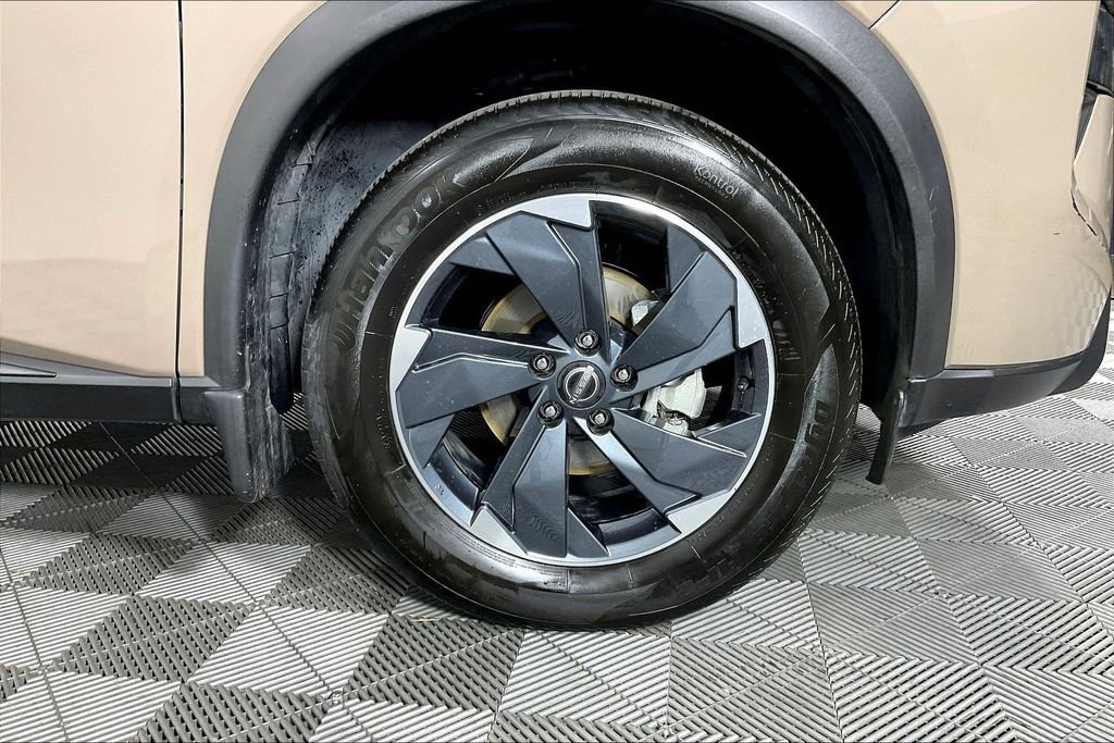 Used 2025 Nissan Rogue SV image 11