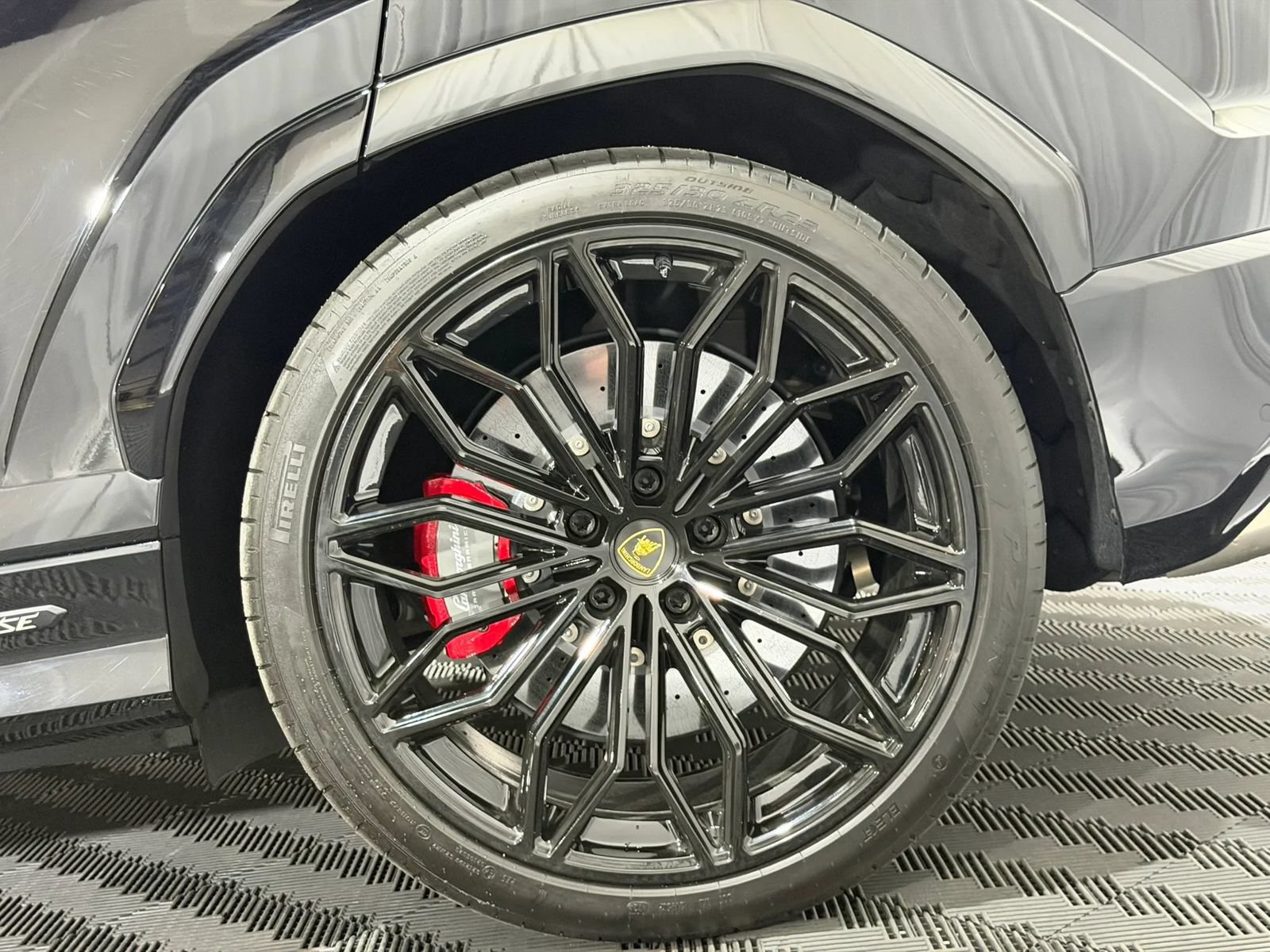 Used 2025 Lamborghini Urus SE AWD/4WD image 37