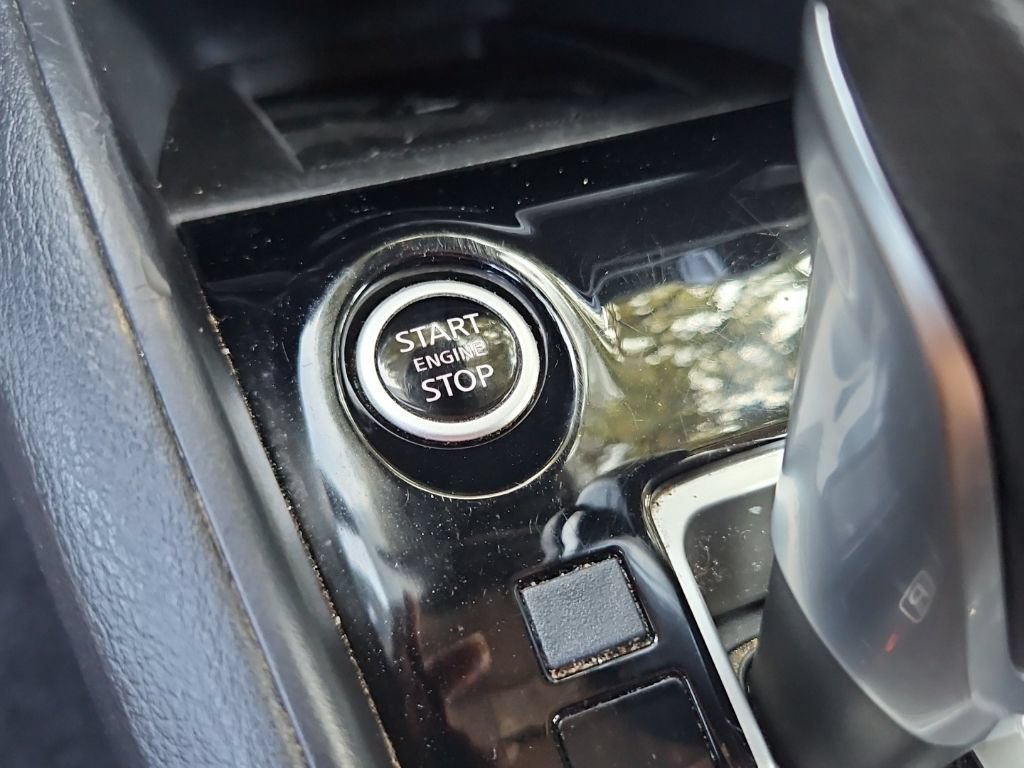 Used 2024 Nissan Versa SR FWD image 20