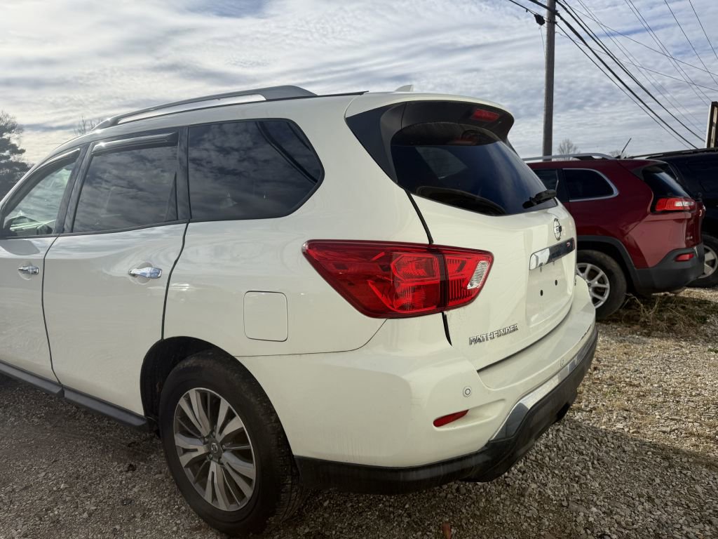Used 2019 Nissan Pathfinder SV image 4