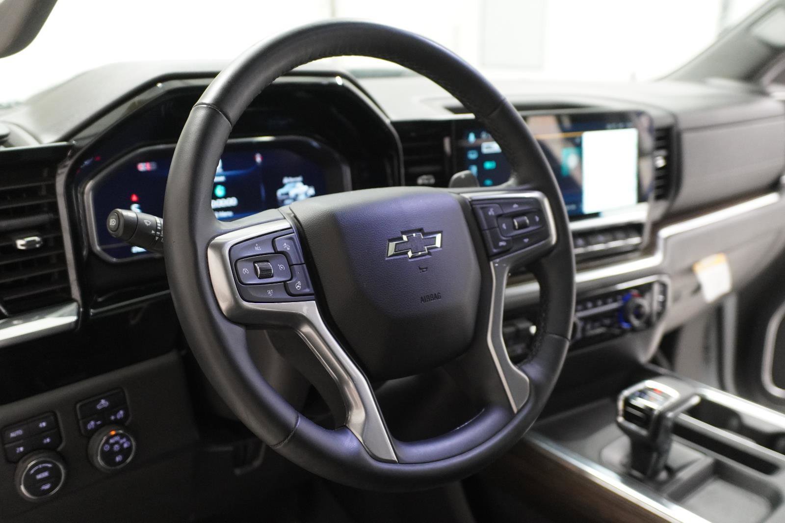 Used 2025 Chevrolet Silverado 1500 LT Trail Boss w/ Convenience Package II AWD/4WD image 16