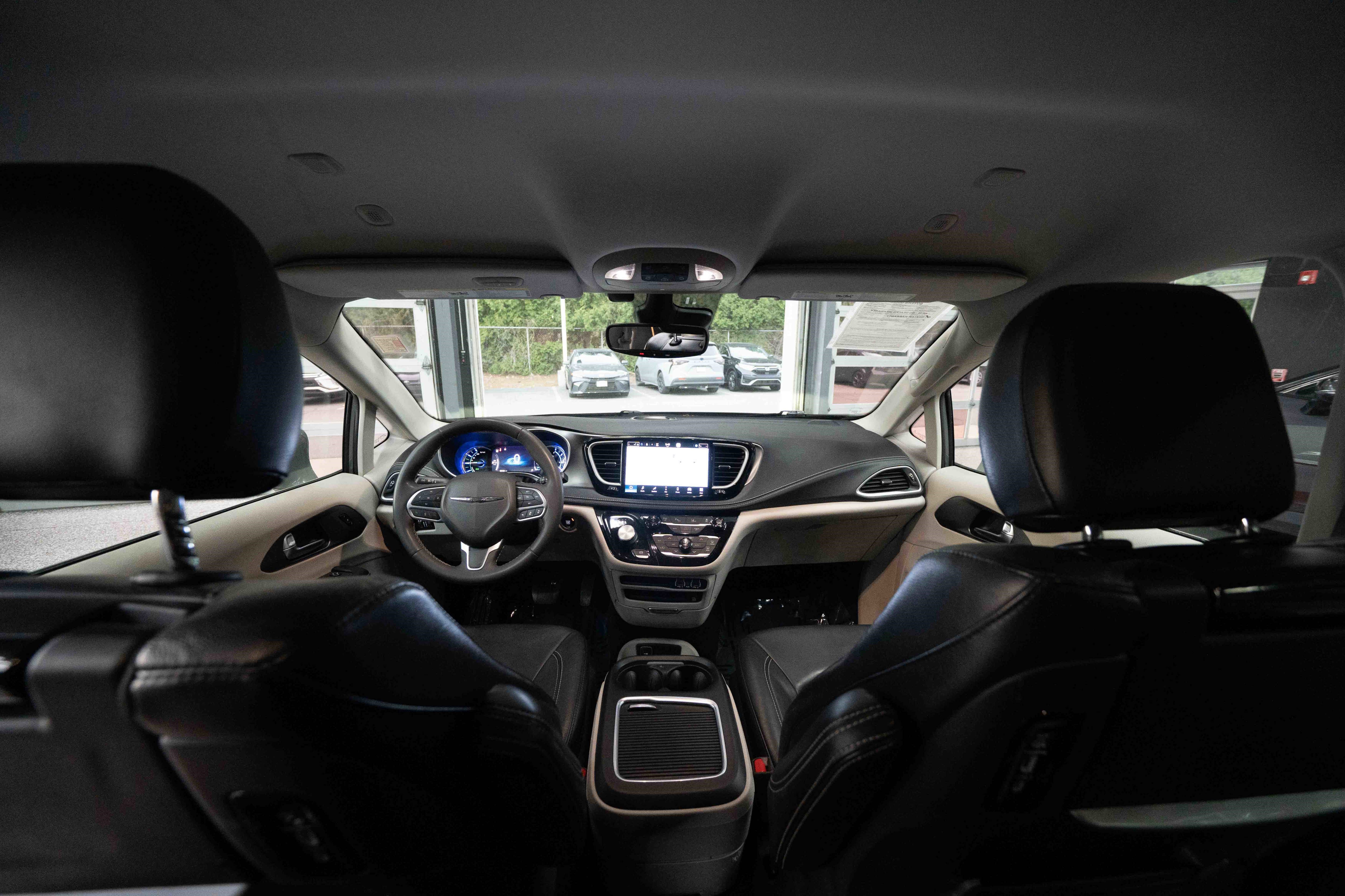 Used 2022 Chrysler Pacifica Touring-L w/ Uconnect Theater Family Group image 19