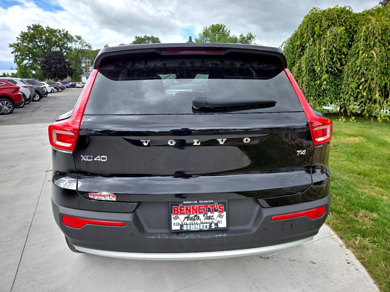 Used 2021 Volvo XC40 T4 Momentum image 4
