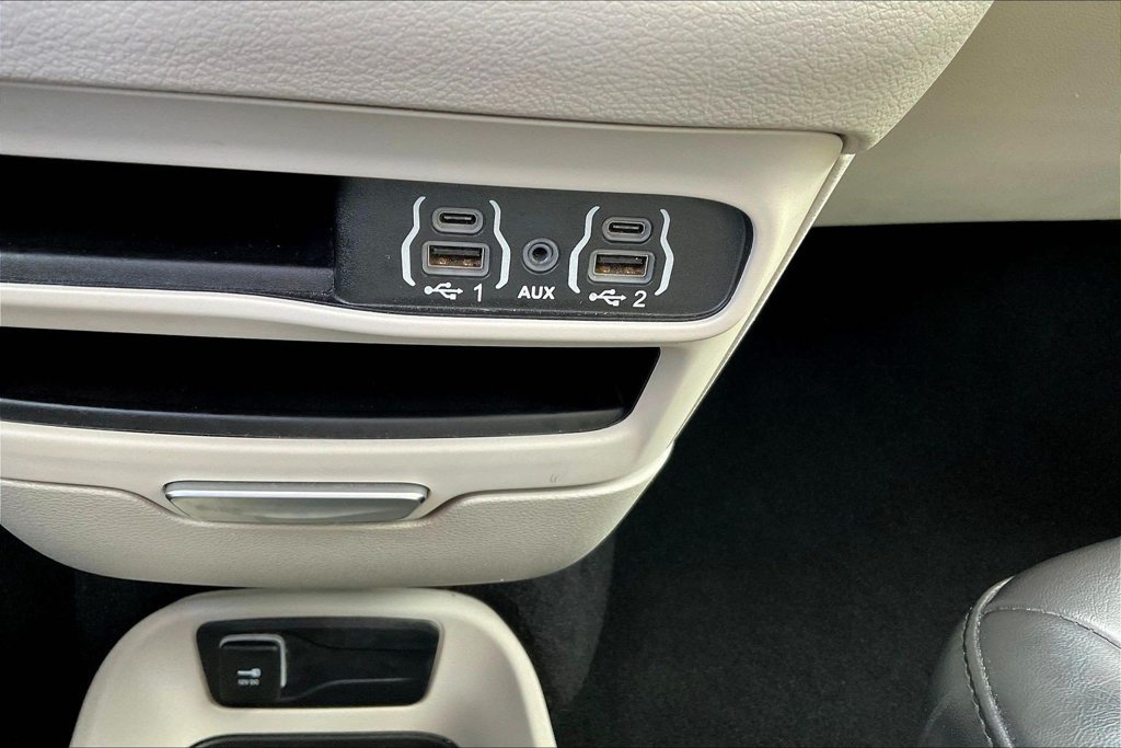 Used 2023 Chrysler Pacifica Touring-L FWD image 19
