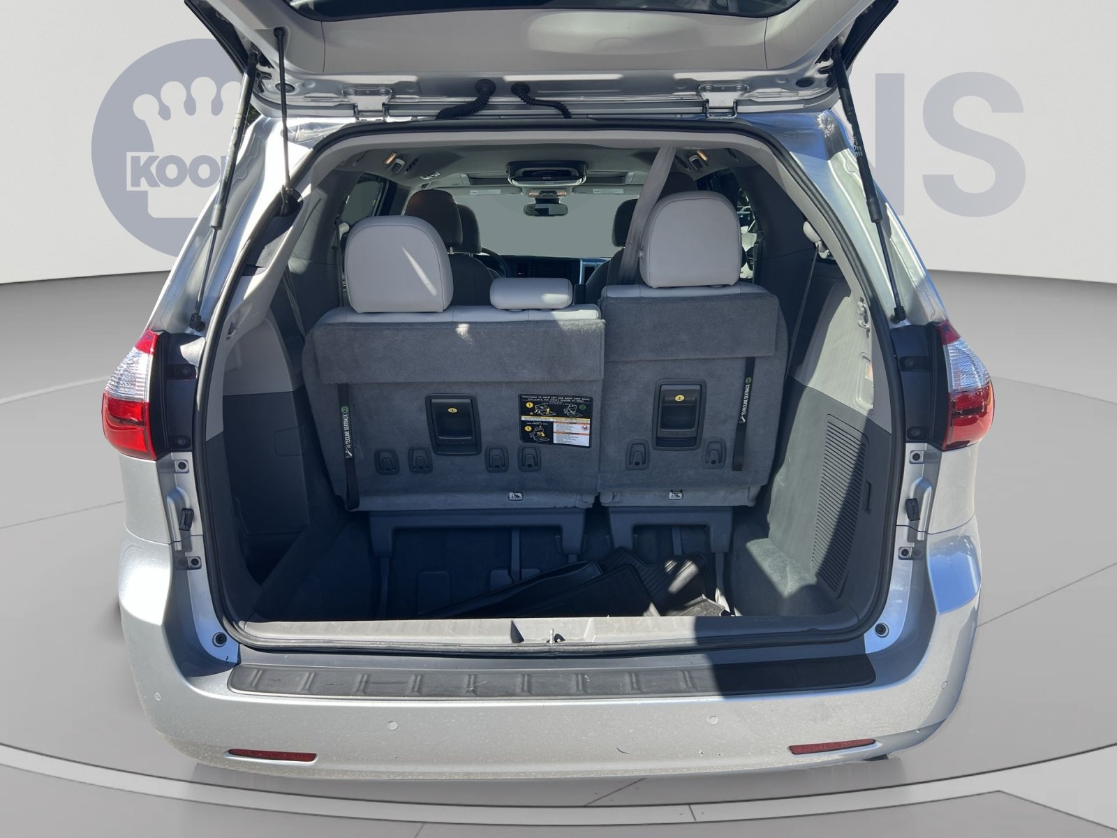 Used 2020 Toyota Sienna XLE w/ XLE Navigation Package FWD image 27