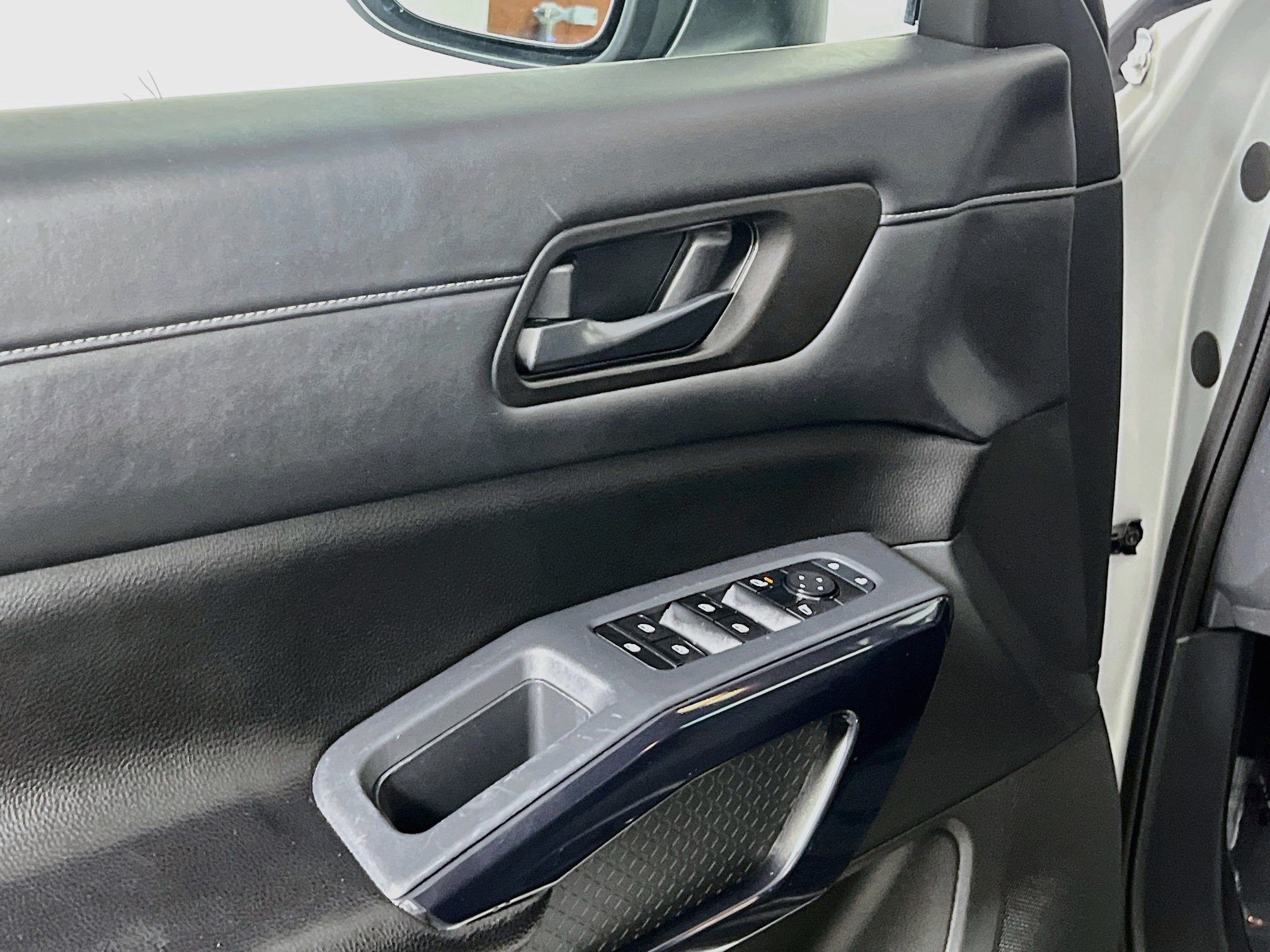 Used 2025 Nissan Pathfinder SV FWD image 17