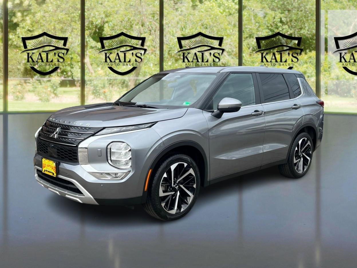 Used 2024 Mitsubishi Outlander SE image 1