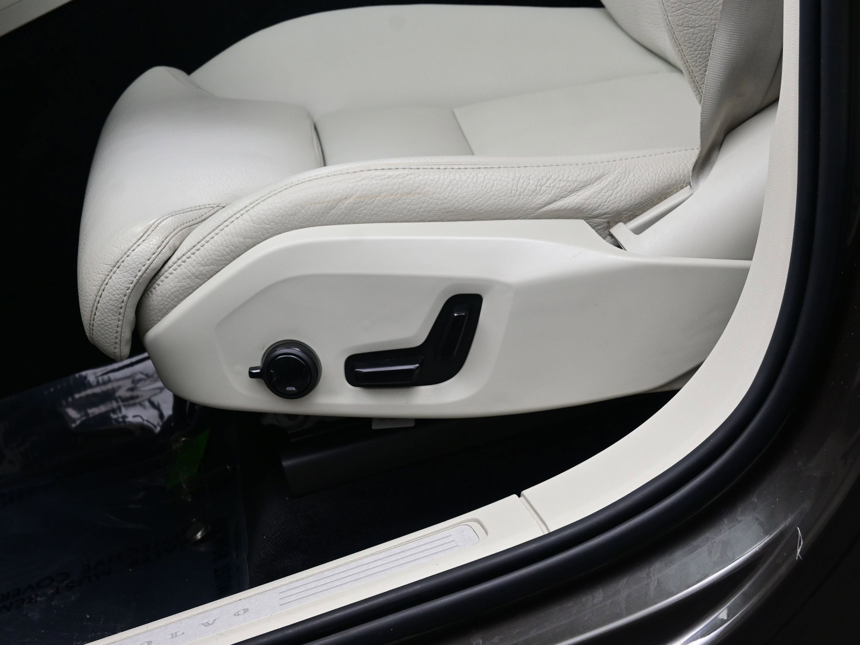 Used 2020 Volvo XC60 T5 Inscription w/ Protection Package Premier image 12