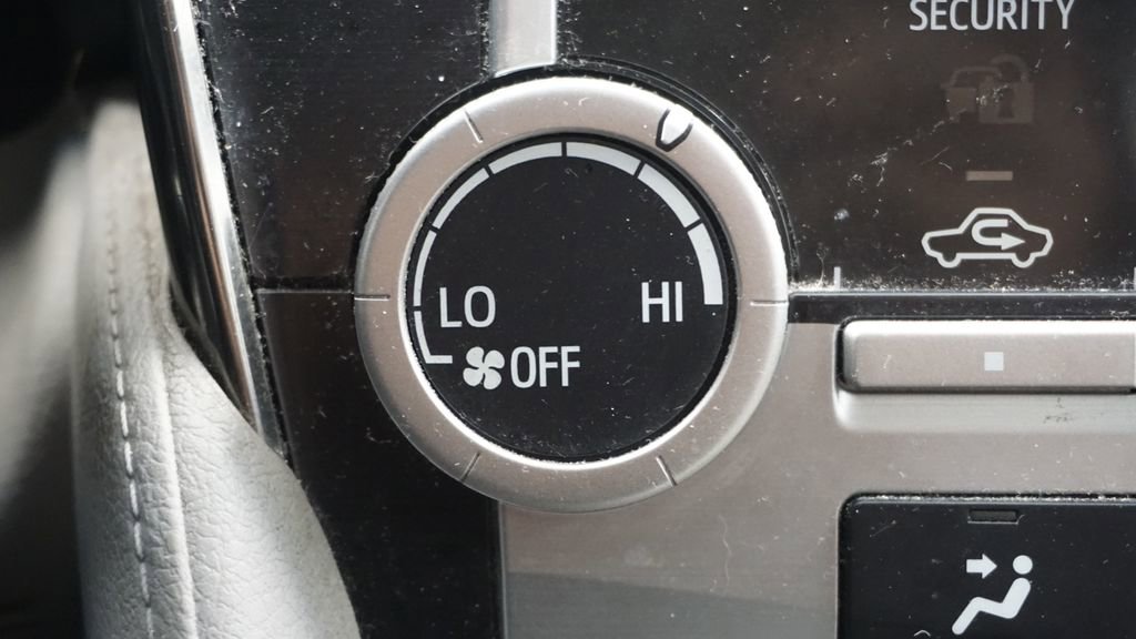 Used 2013 Toyota Camry LE image 50