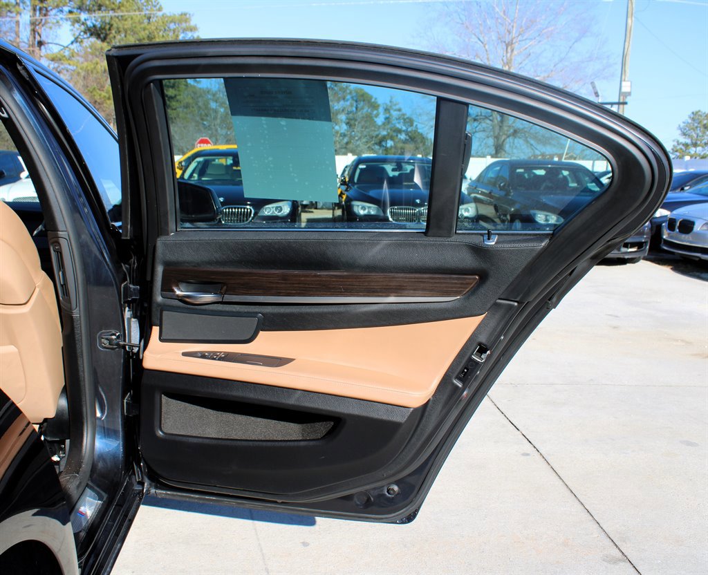 Used 2010 BMW 750i xDrive image 30