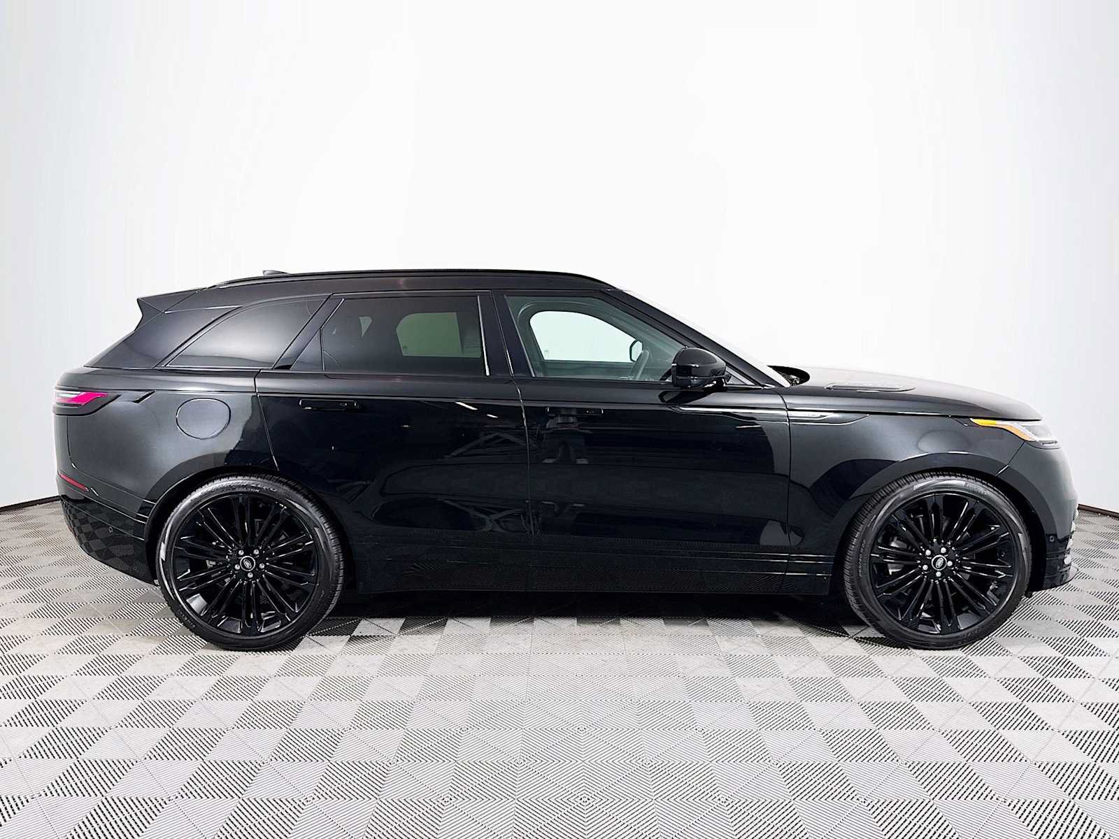Used 2026 Land Rover Range Rover Velar Dynamic SE AWD/4WD image 4