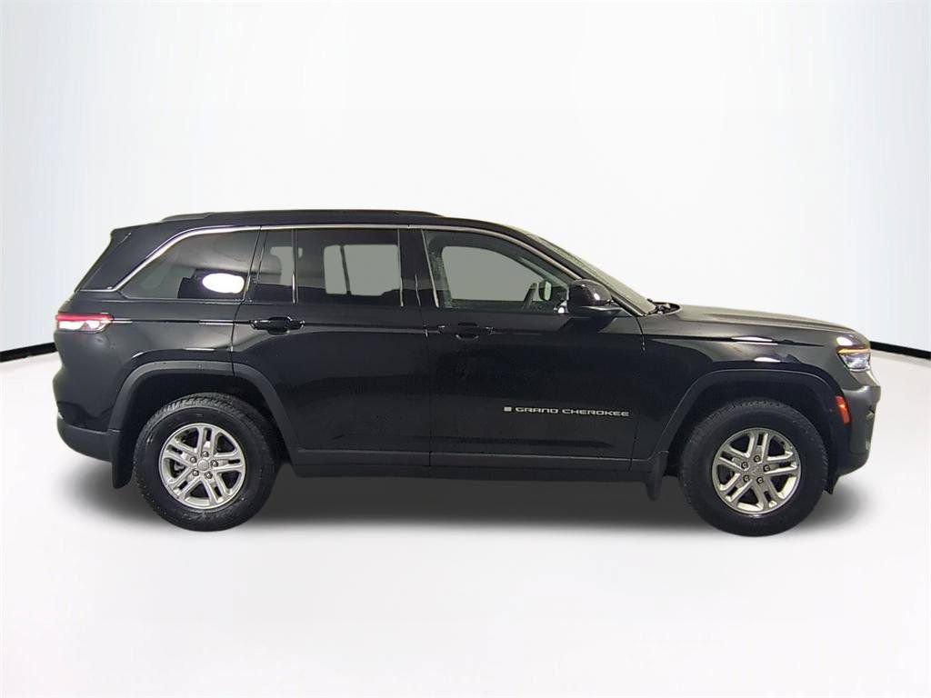 Used 2025 Jeep Grand Cherokee Laredo w/ Luxury Tech Group I AWD/4WD image 4
