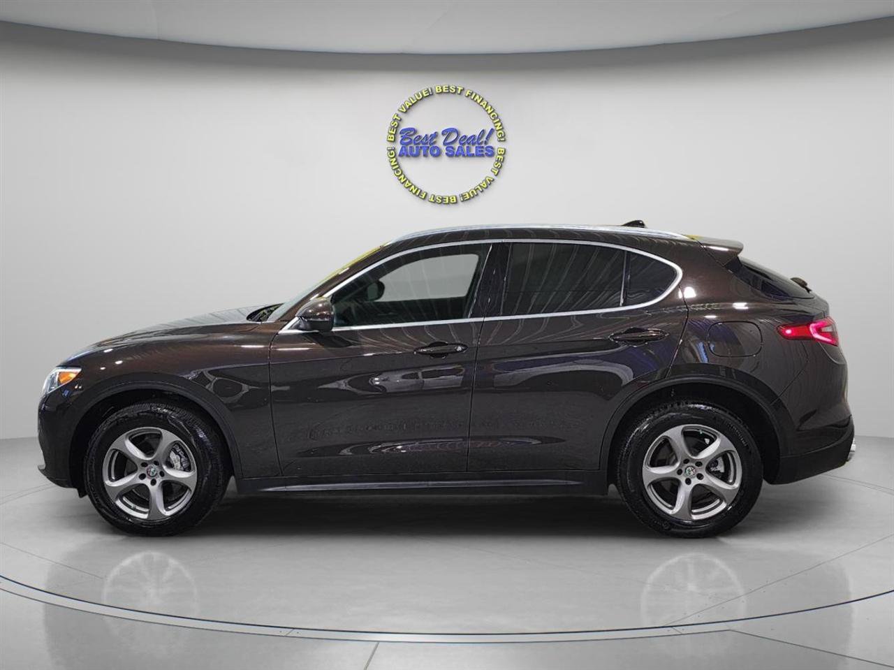 Used 2018 Alfa Romeo Stelvio AWD image 2
