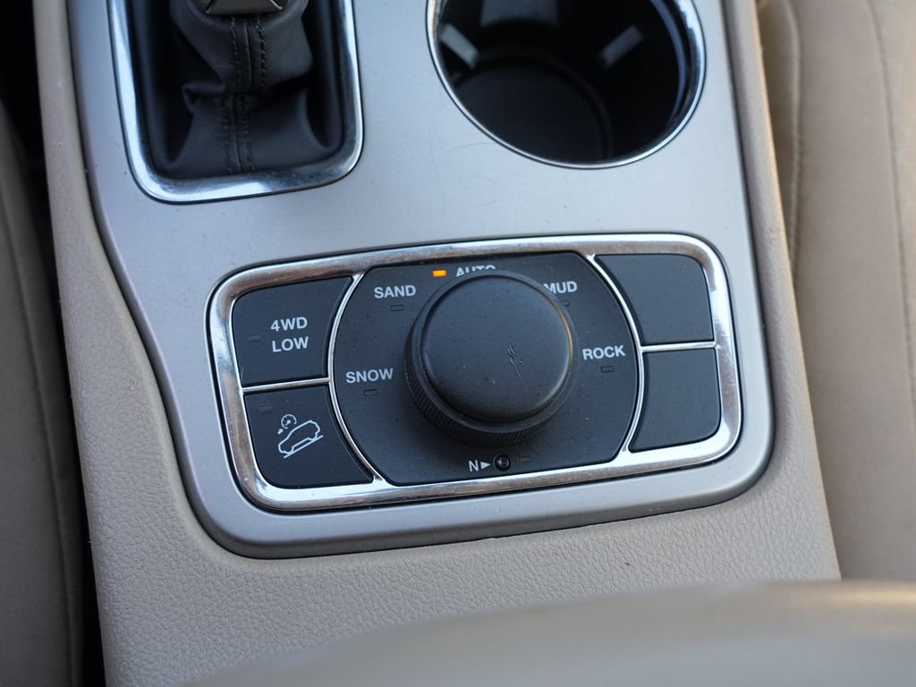 Used 2019 Jeep Grand Cherokee Laredo AWD/4WD image 29