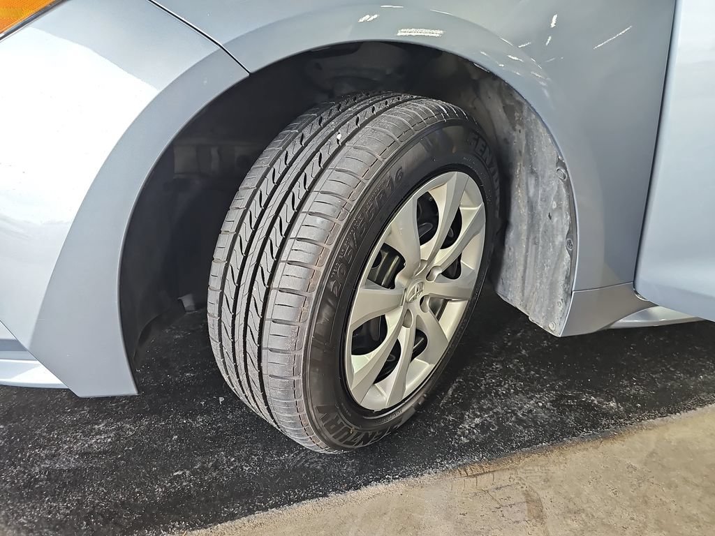 Used 2025 Toyota Corolla LE FWD image 31
