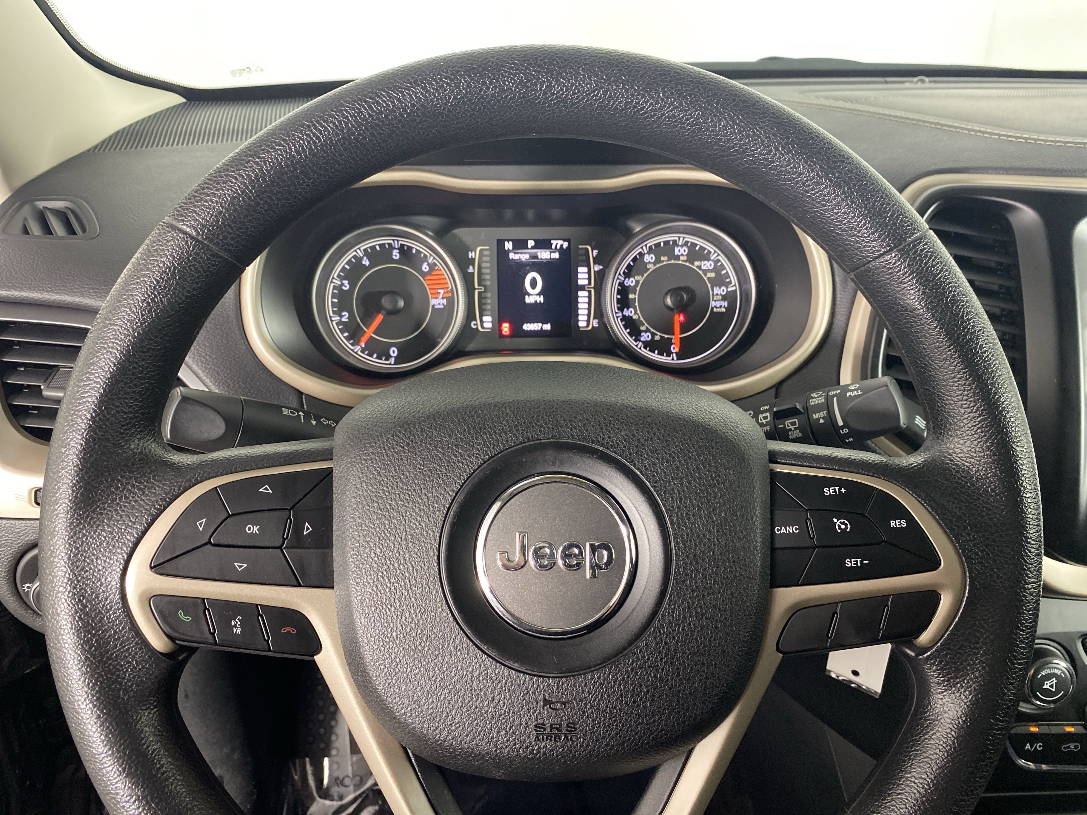 Used 2018 Jeep Cherokee Latitude w/ Safety Group AWD/4WD image 20