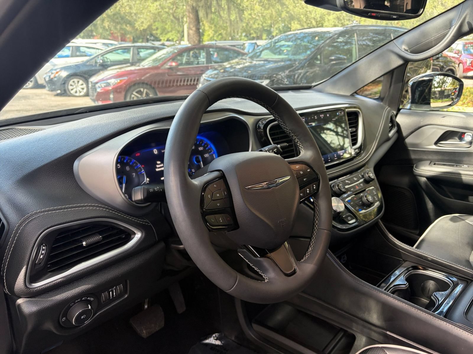 Used 2025 Chrysler Pacifica Limited FWD image 35