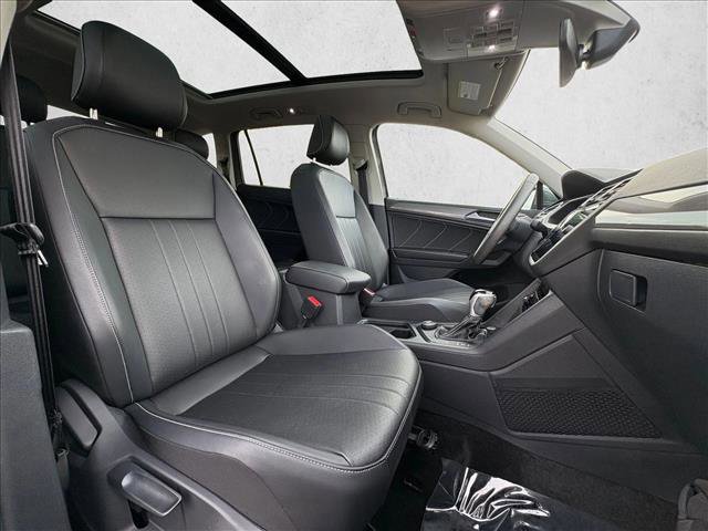 Used 2023 Volkswagen Tiguan SE w/ Panoramic Sunroof Package image 23