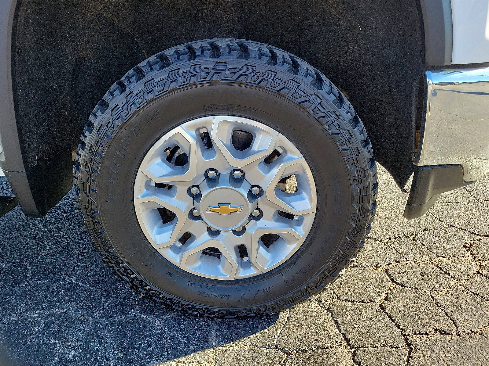 Used 2023 Chevrolet Silverado 2500 LT w/ Convenience Package image 9