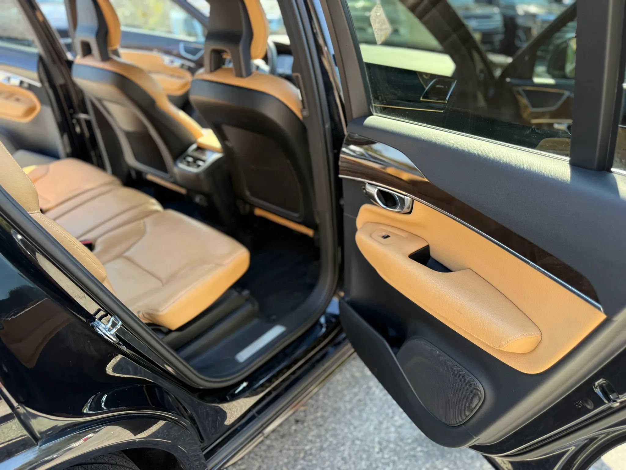 Used 2016 Volvo XC90 T6 Momentum w/ Momentum Plus Package AWD/4WD image 28