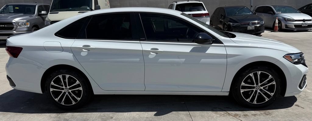 Used 2024 Volkswagen Jetta Sport FWD image 5