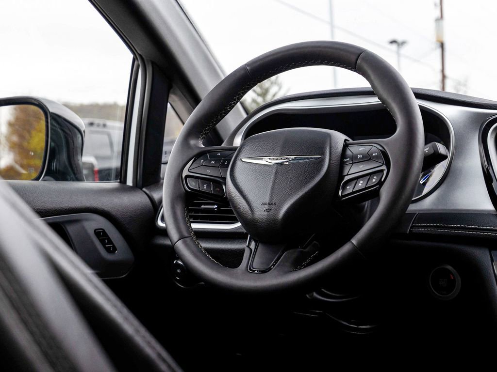 Used 2024 Chrysler Pacifica Limited FWD image 22