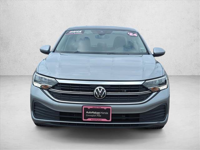 Used 2024 Volkswagen Jetta SE FWD image 2