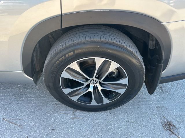 Used 2024 Toyota Highlander XLE AWD/4WD image 21