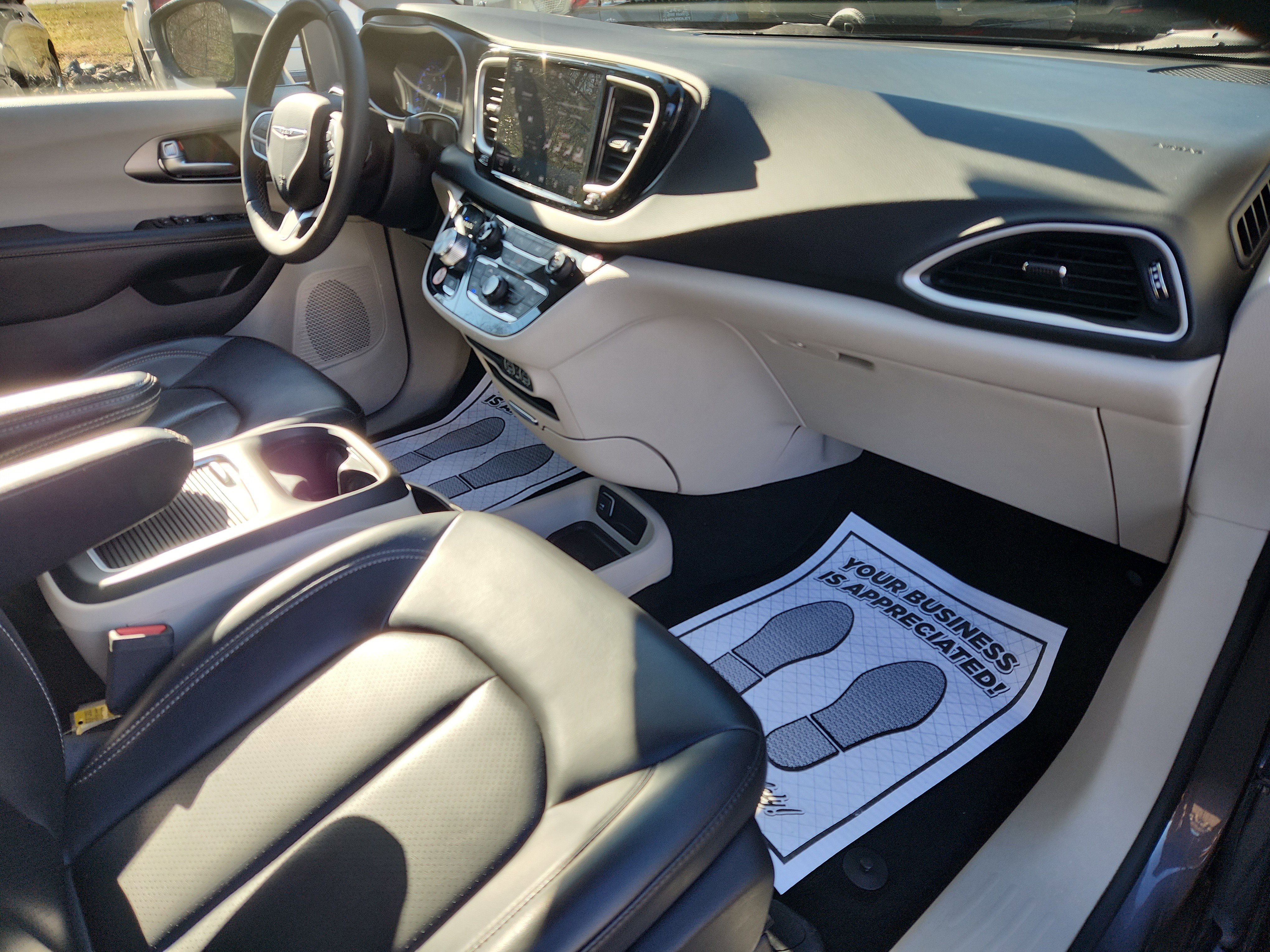 Used 2023 Chrysler Pacifica Touring-L image 35