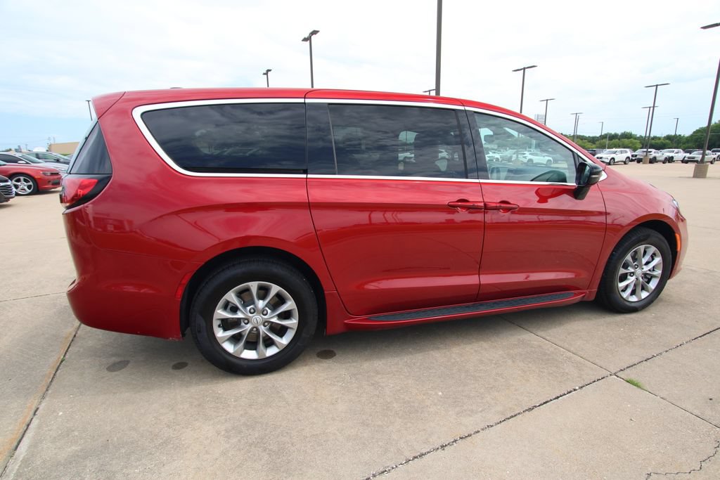 Used 2026 Chrysler Pacifica Select AWD/4WD image 5
