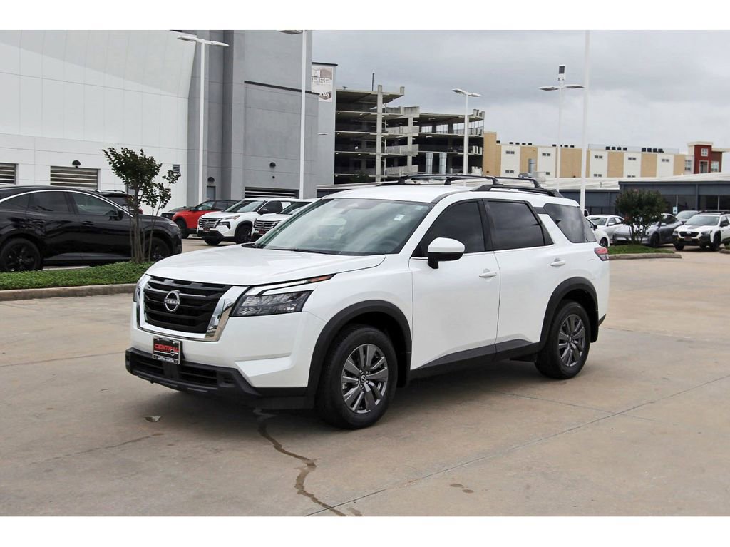 Used 2025 Nissan Pathfinder SV image 2