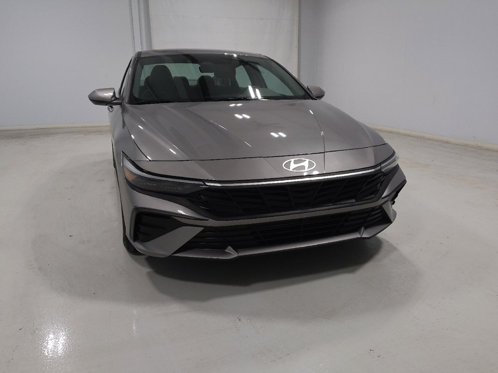 Used 2025 Hyundai Elantra SE FWD image 13