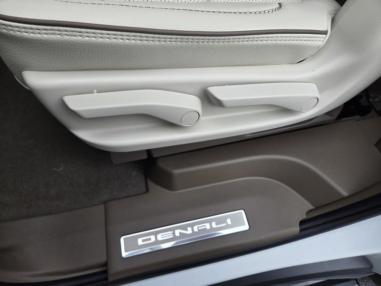 New 2026 GMC Yukon Denali w/ Denali Reserve Package image 25