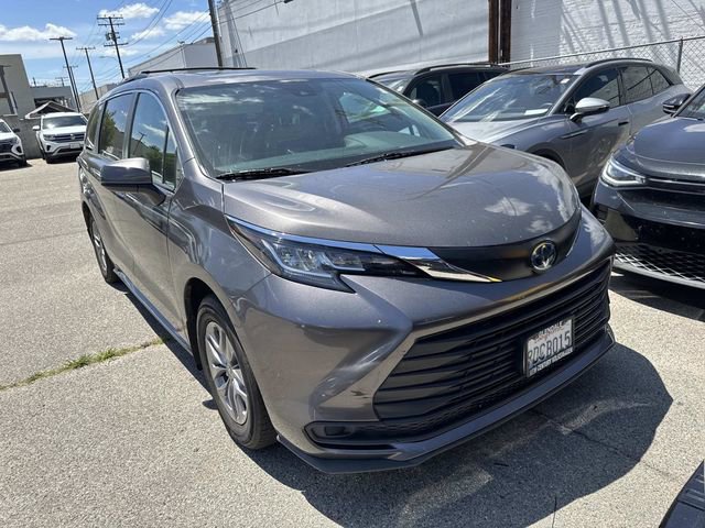 Used 2022 Toyota Sienna LE w/ LE Plus Package AWD/4WD image 1