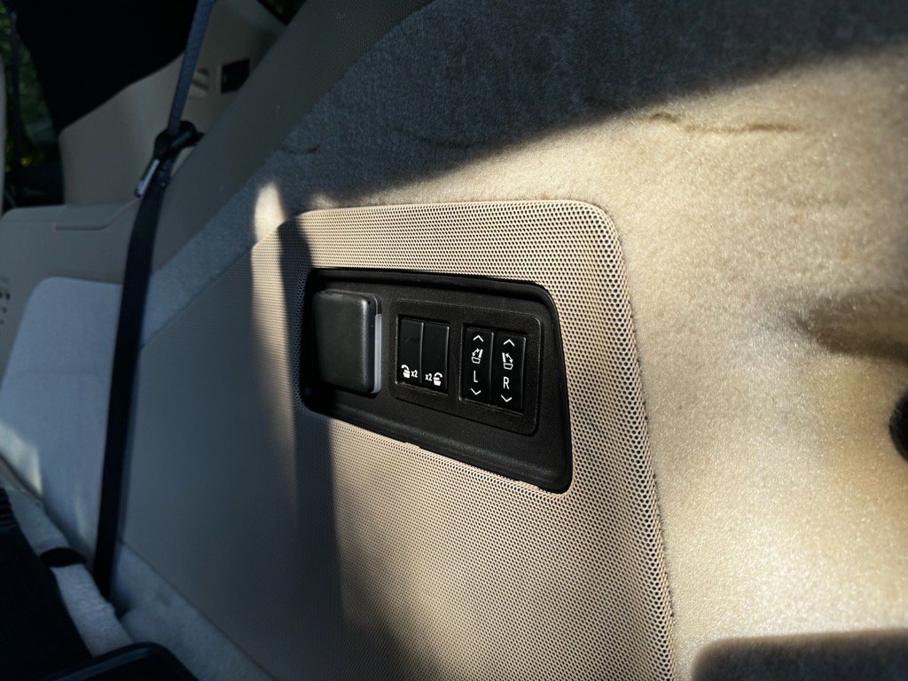 Used 2023 Cadillac Escalade Premium Luxury w/ Performance Package image 20